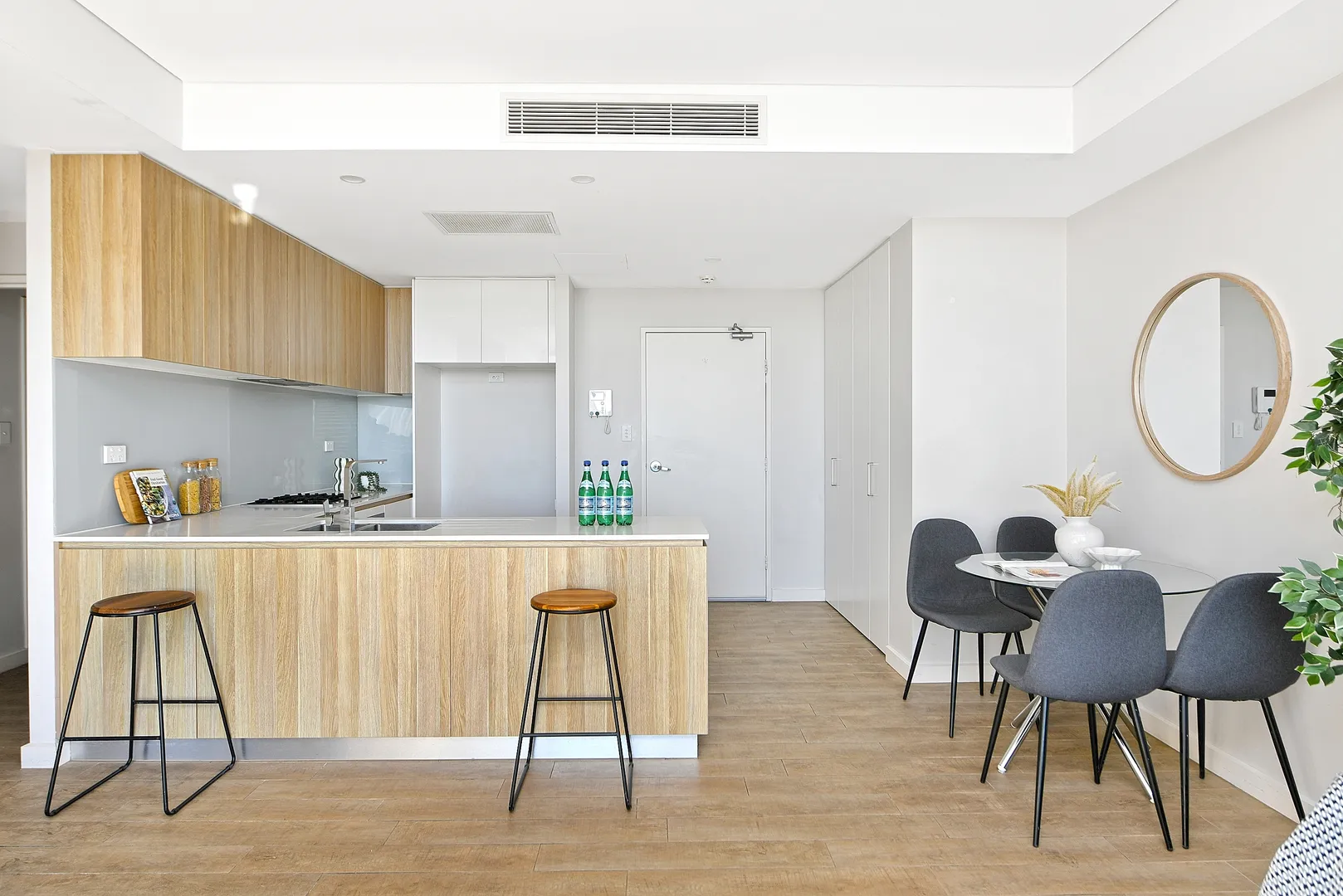 Stylish Fifth-Floor Apartment with Panoramic City Outlook - Widok 5