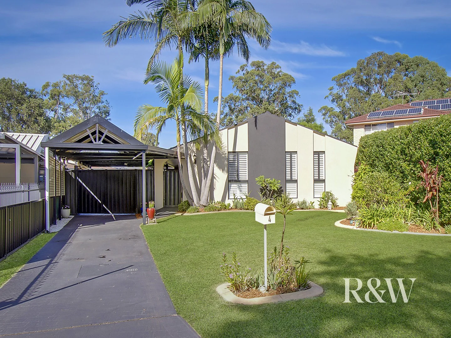 4 Kippax Place, St Clair NSW 2759