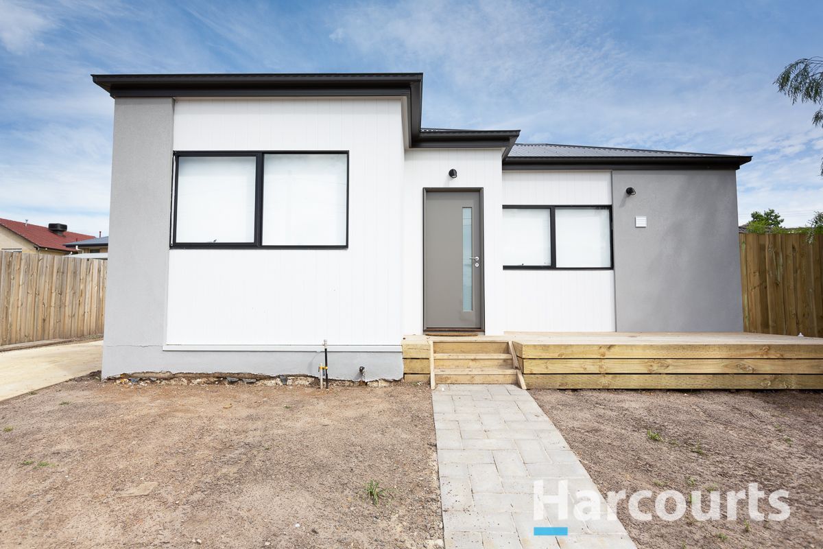 3 bedrooms Apartment / Unit / Flat in 1/1 Apple Court DOVETON VIC, 3177