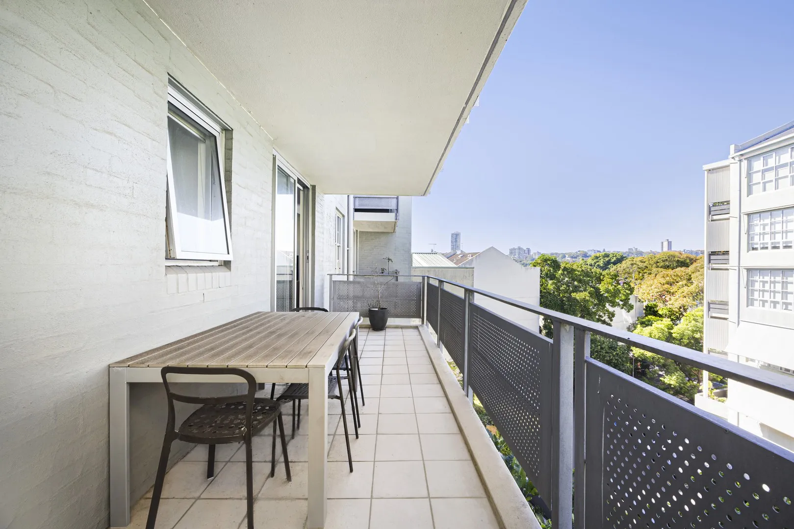 A Light-Filled Urban Retreat With Secure Parking, Darlinghurst