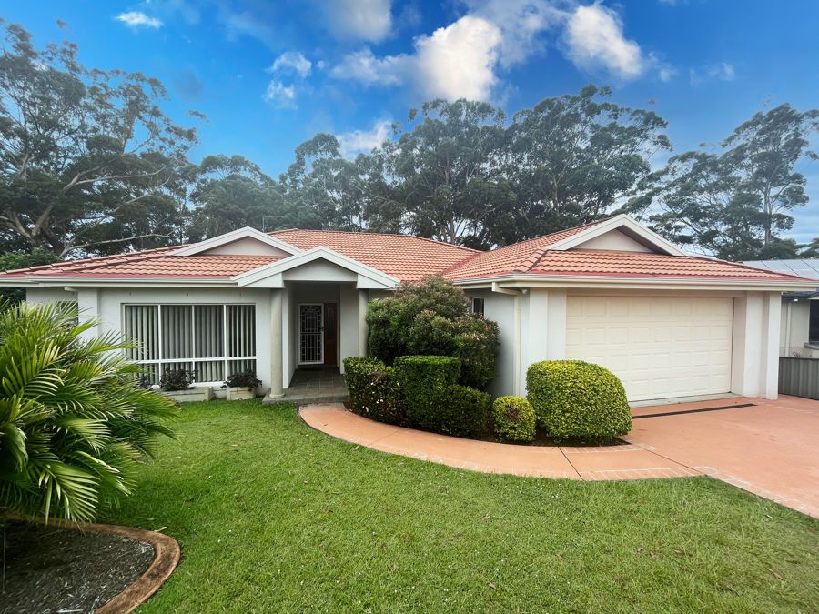 4 bedrooms House in 5 Alpini Place SAPPHIRE BEACH NSW, 2450