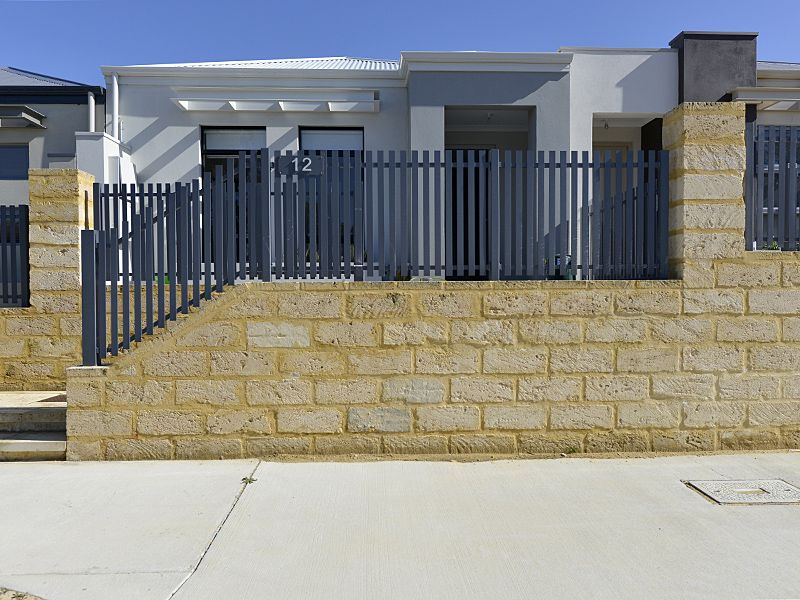 3 bedrooms House in 12 Pickering Gardens ALKIMOS WA, 6038