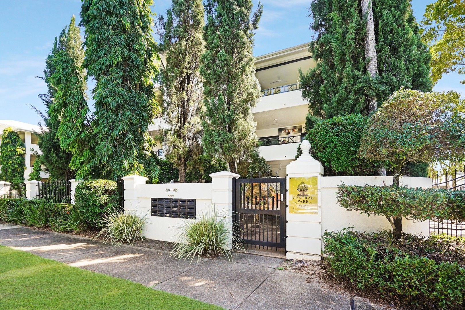 2 bedrooms Apartment / Unit / Flat in  CAIRNS NORTH QLD, 4870