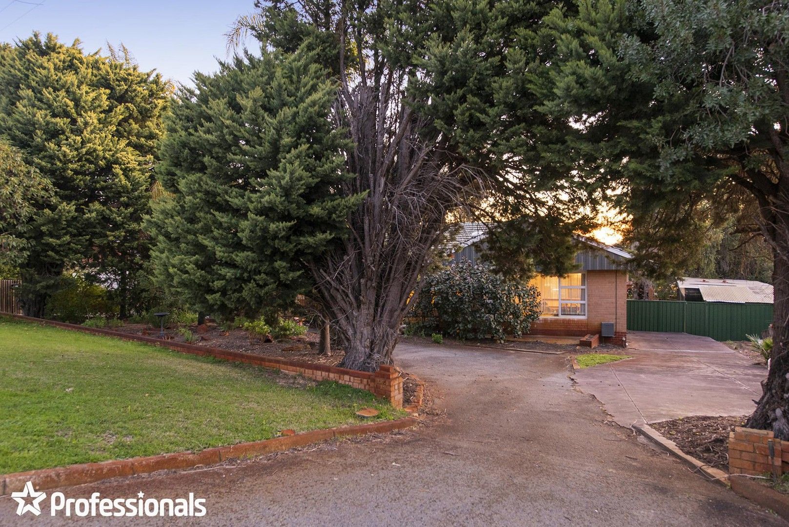 3 bedrooms House in 124 Derry Avenue MOUNT NASURA WA, 6112