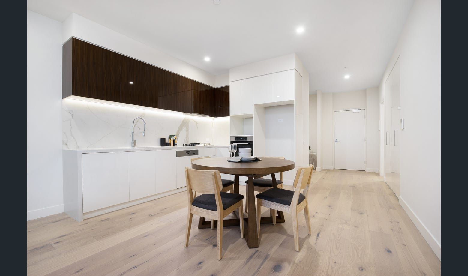 2 bedrooms Apartment / Unit / Flat in  DONCASTER EAST VIC, 3109