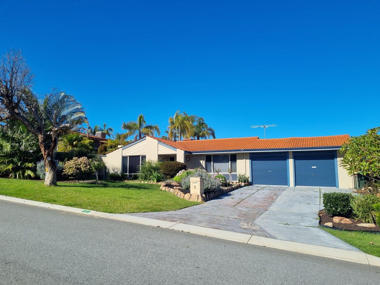 4 bedrooms House in 6 Tamblyn Close WOODVALE WA, 6026