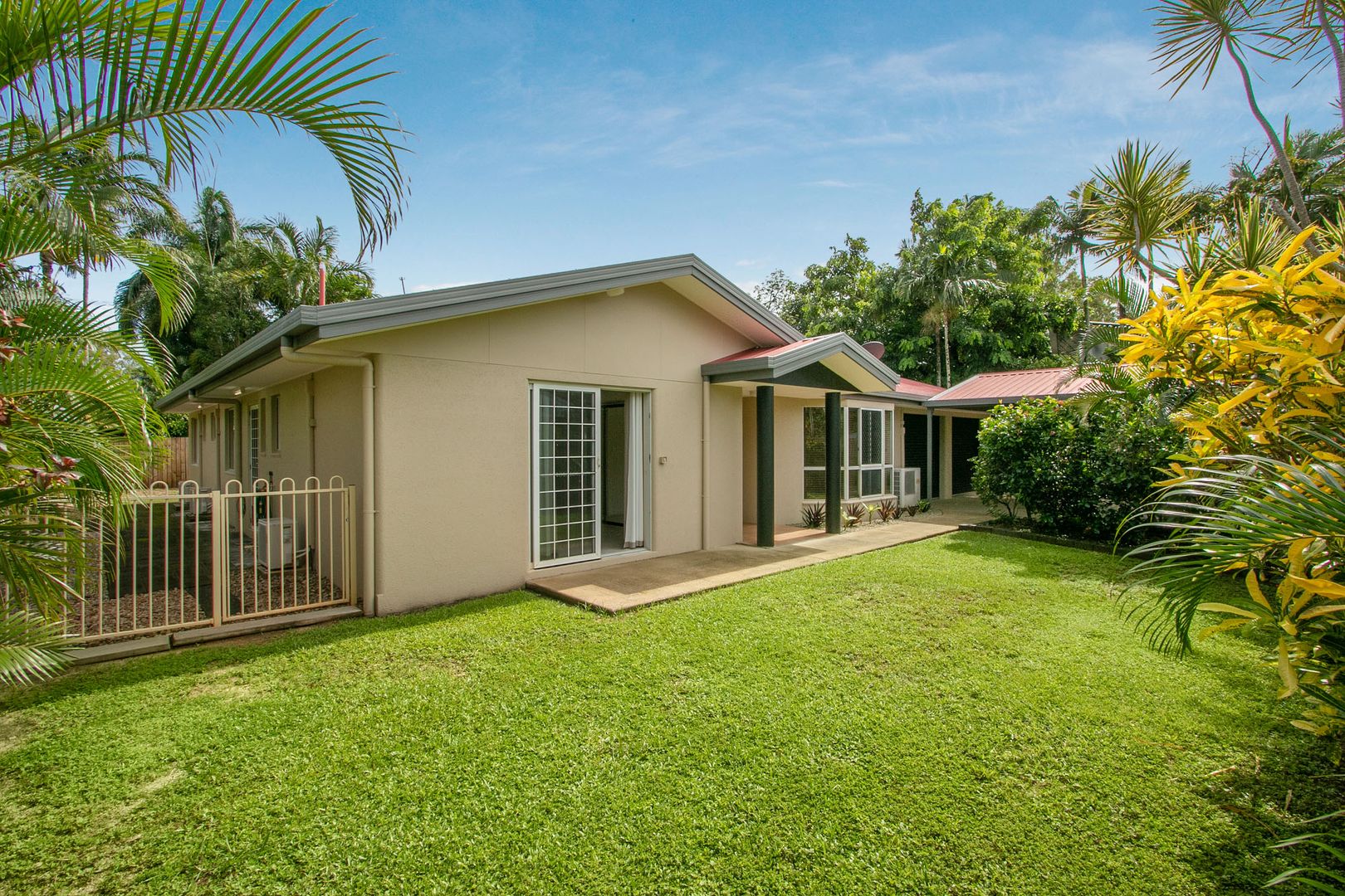 9 Granadilla Street, Holloways Beach QLD 4878, Image 2