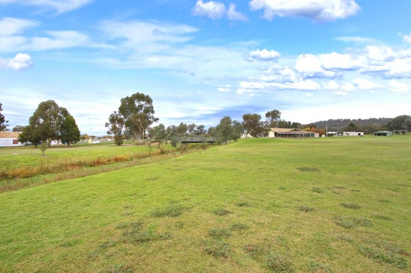 49 Ledbury Circuit, West Wodonga VIC 3690, Image 2