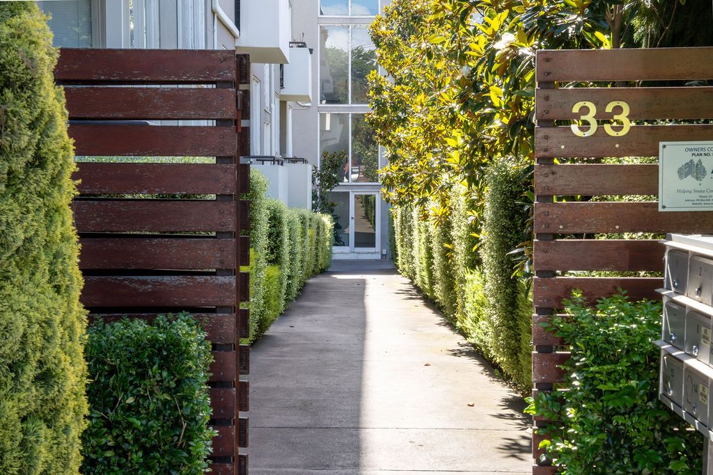 2 bedrooms Apartment / Unit / Flat in 11/33 Hotham Street ST KILDA EAST VIC, 3183