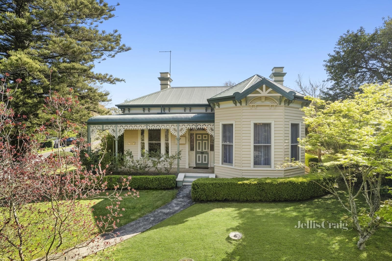 3 bedrooms House in 27 Raglan Street DAYLESFORD VIC, 3460
