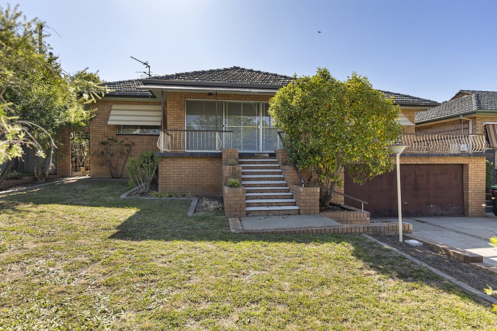 16 White Avenue, Kooringal NSW 2650, Image 0