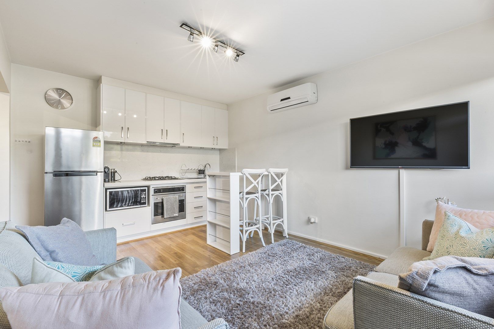 2 bedrooms Apartment / Unit / Flat in 2/15 Karen Street HIGHETT VIC, 3190