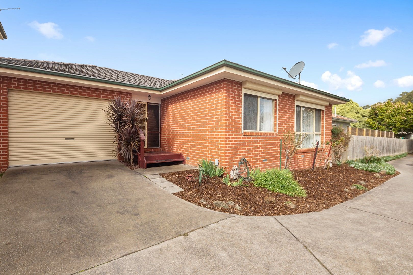 3 bedrooms Apartment / Unit / Flat in 2/7 Elamo Road HEALESVILLE VIC, 3777