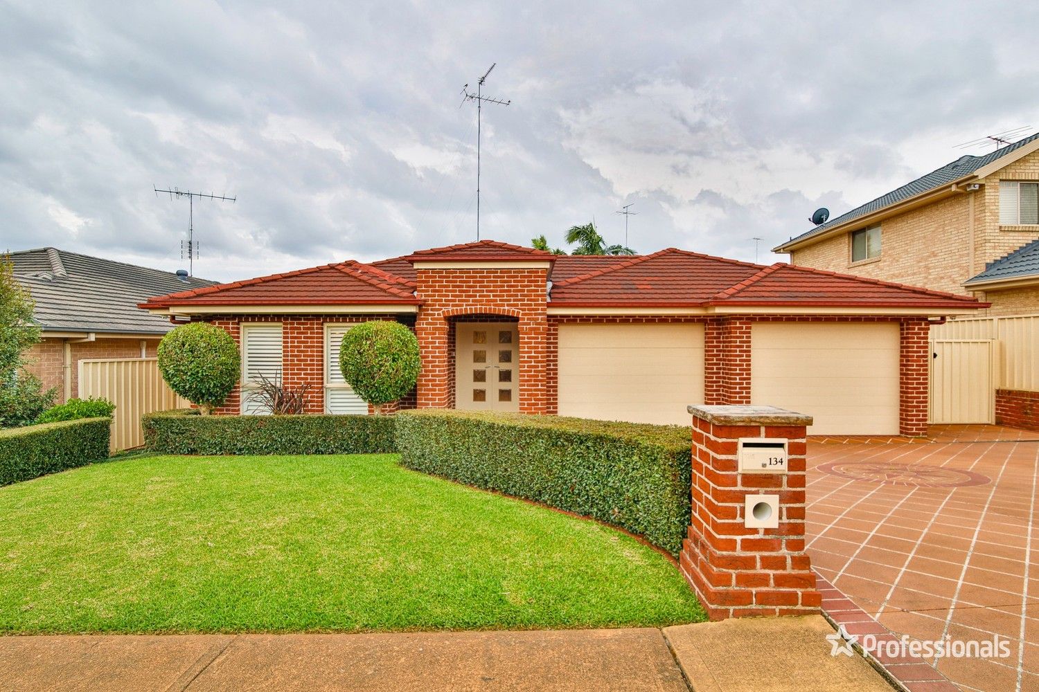 4 bedrooms House in 134 Ridgetop Drive GLENMORE PARK NSW, 2745