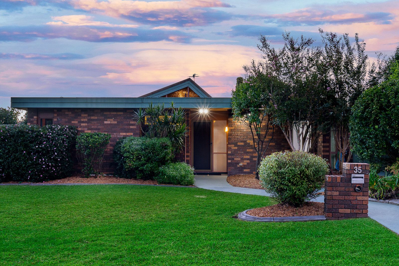 35 Chiltern Crescent, Castle Hill Property History & Address Research