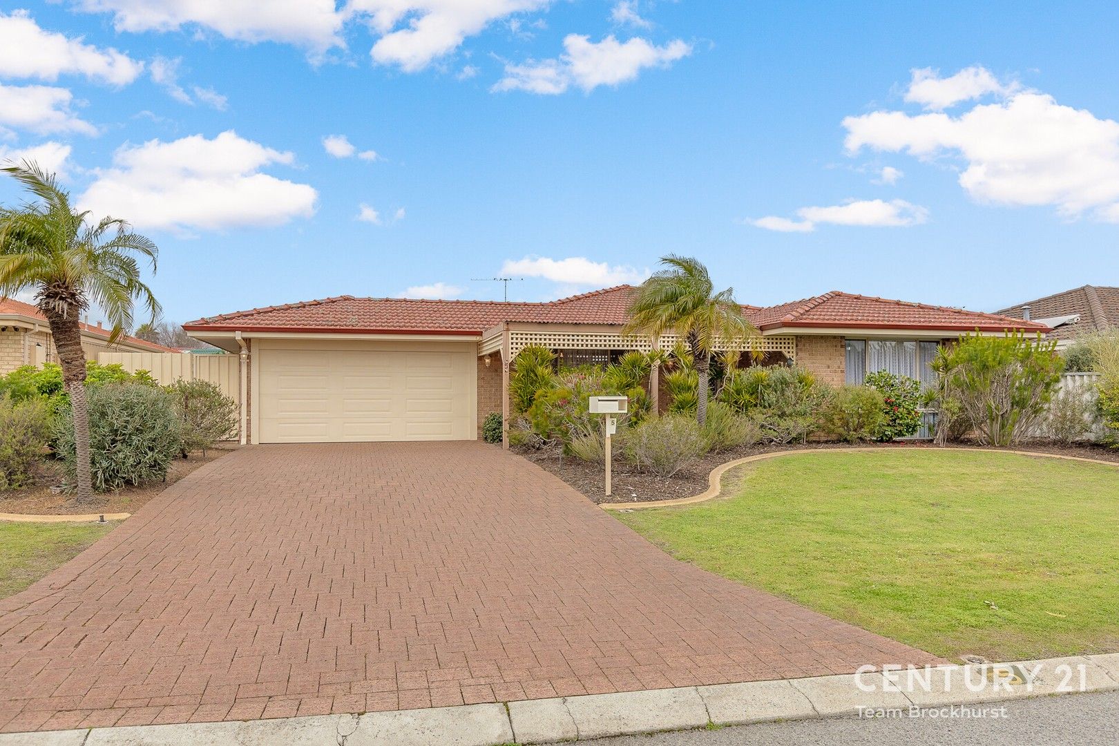 4 bedrooms House in 5 Juniper Court THORNLIE WA, 6108
