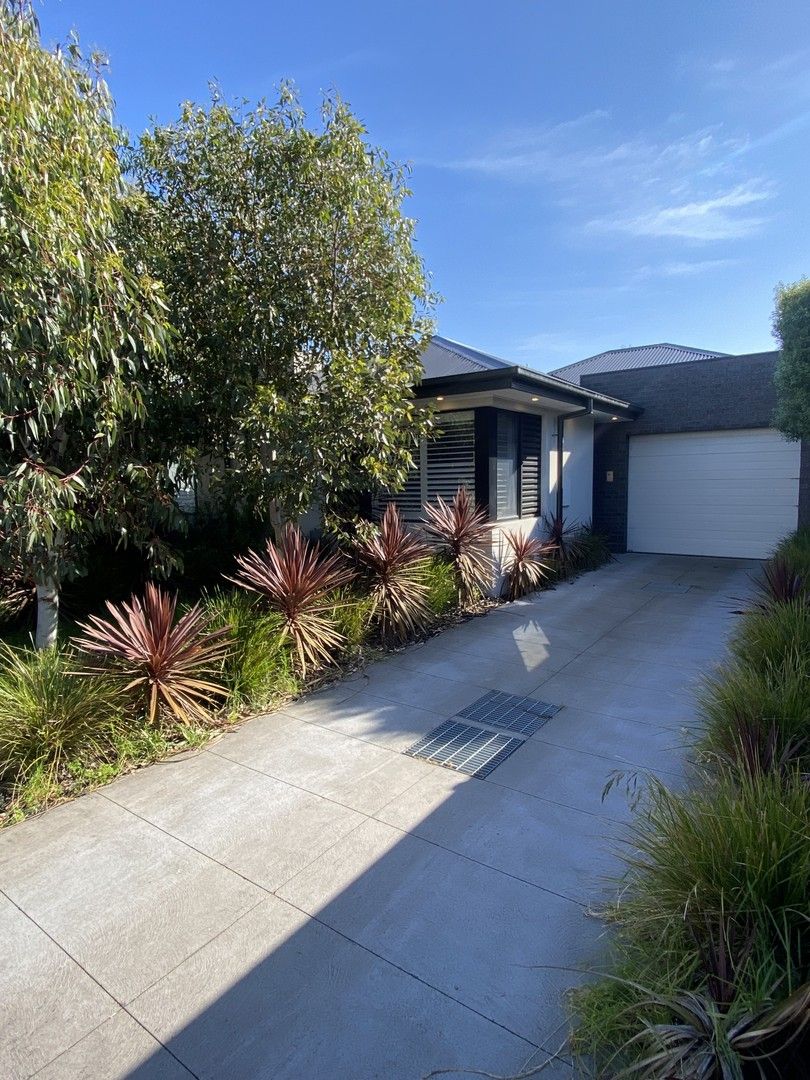 2 bedrooms Apartment / Unit / Flat in Unit 2/15 Arbor Tce AVONDALE HEIGHTS VIC, 3034