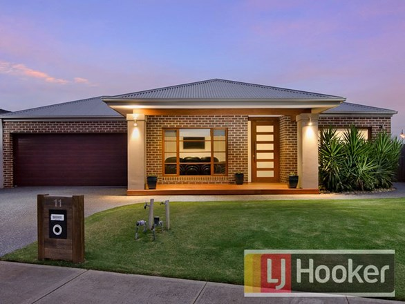 11 Faringdon Crescent, Cranbourne North VIC 3977