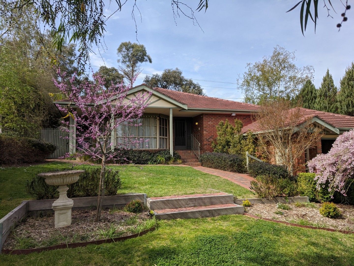 4 bedrooms House in 10 Packham Place WONGA PARK VIC, 3115