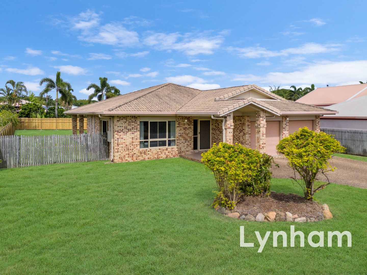 4 bedrooms House in 16 Brooklyn Court ANNANDALE QLD, 4814