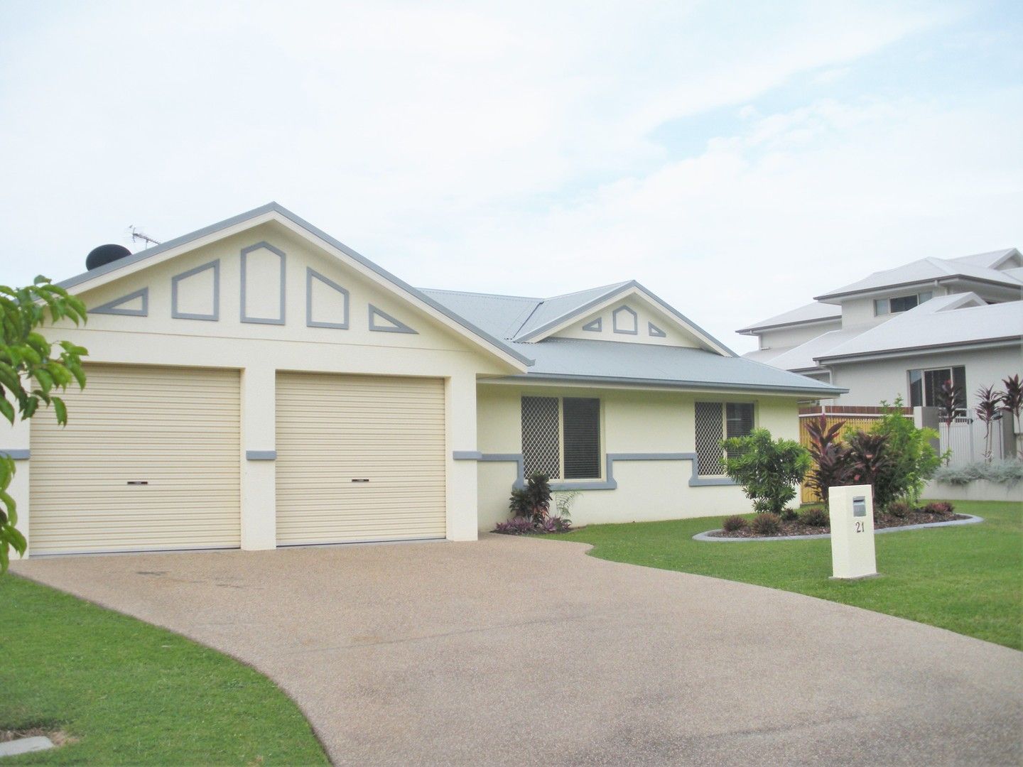 4 bedrooms House in 21 Monte Visto Court MOUNT LOUISA QLD, 4814