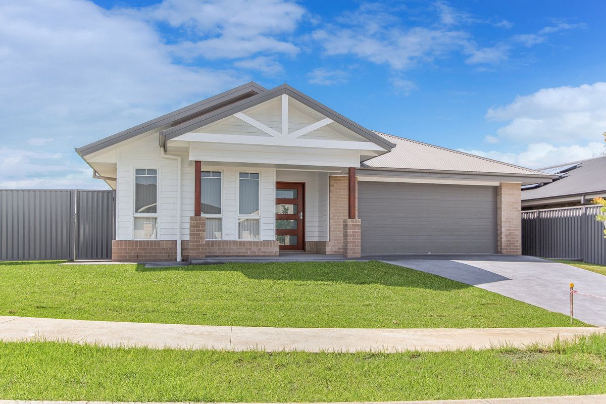 4 bedrooms House in 3 Batavia Crescent THRUMSTER NSW, 2444