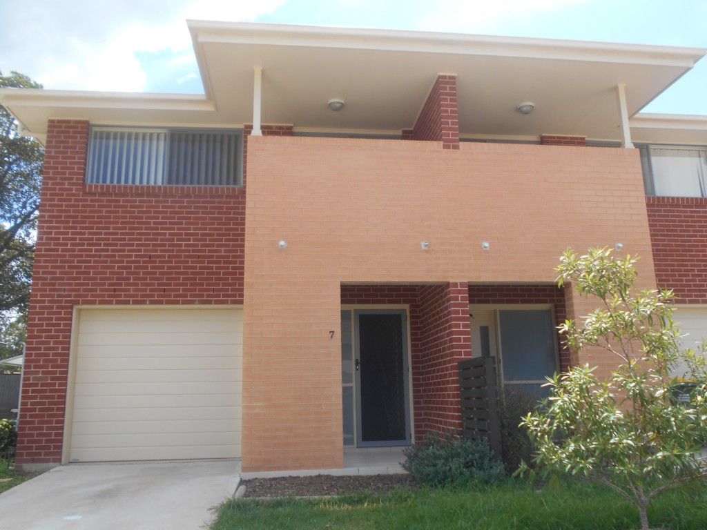 3 bedrooms Townhouse in 7/8 STOCKTON STREET MORISSET NSW, 2264