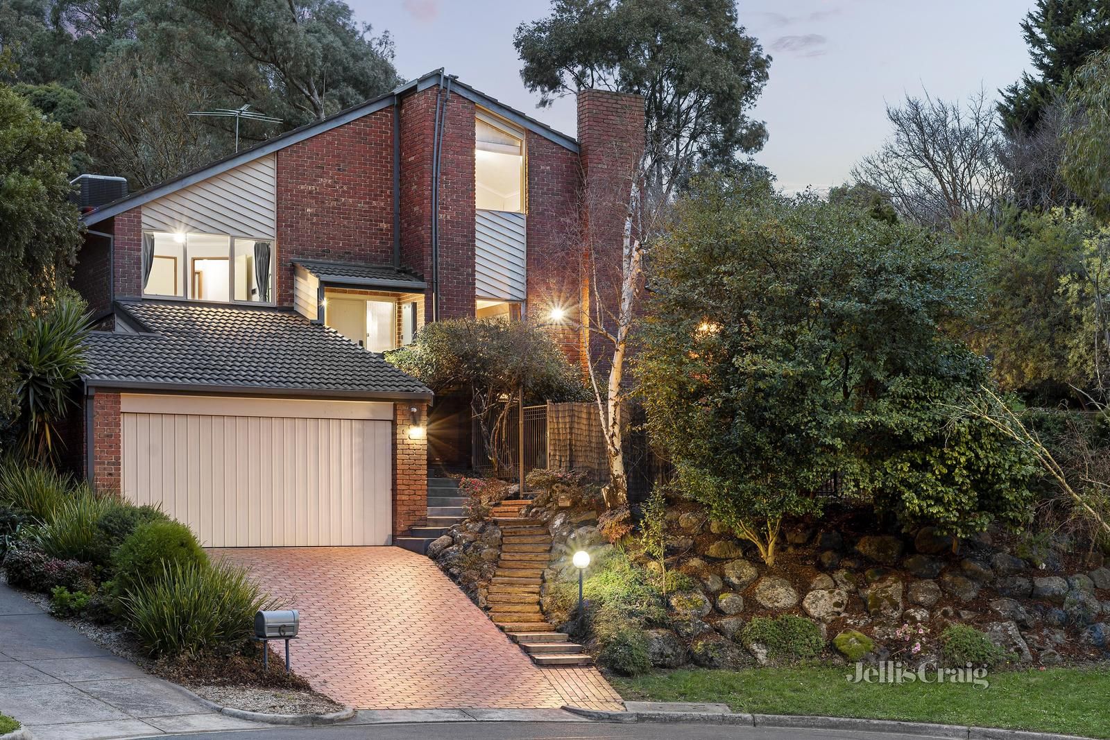 4 bedrooms House in 6 Streeton Lane DONCASTER EAST VIC, 3109