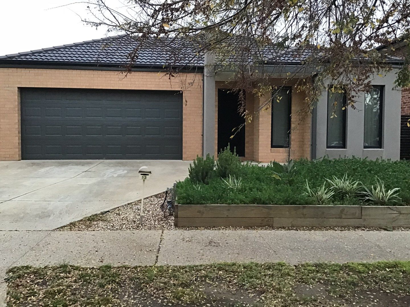 4 bedrooms House in 13 Stradbroke Gardens CAROLINE SPRINGS VIC, 3023