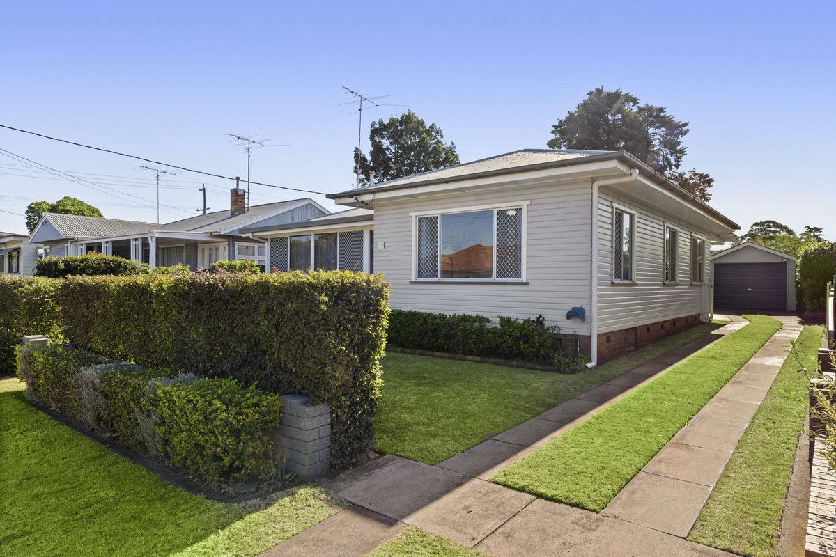 3 bedrooms House in 11 Rosina Street NEWTOWN QLD, 4350