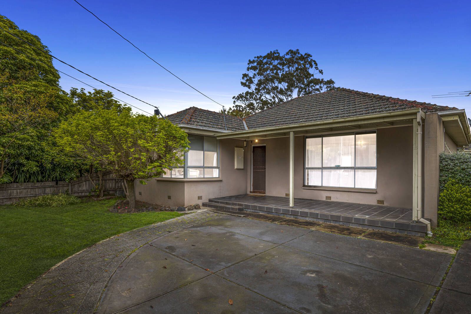3 bedrooms Apartment / Unit / Flat in 1/15 Tarella Drive MOUNT WAVERLEY VIC, 3149