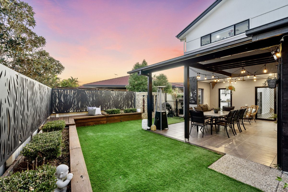 5 bedrooms House in 8 Wendy Close THORNLANDS QLD, 4164
