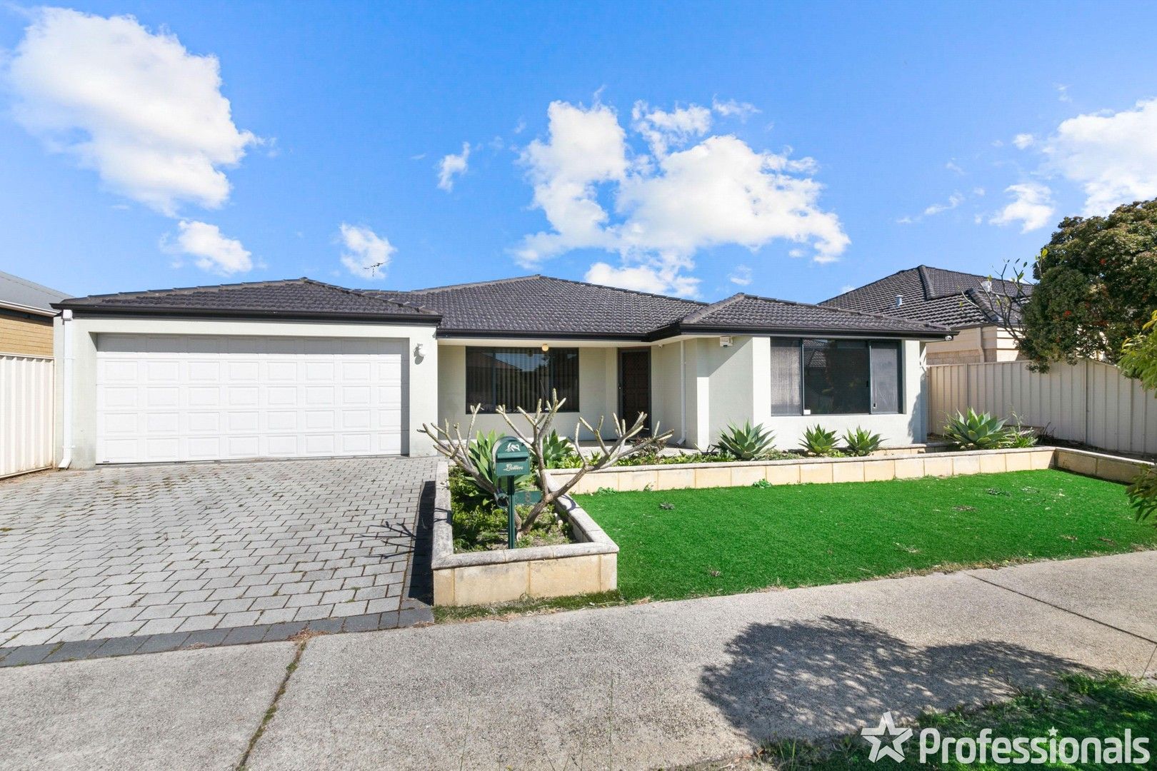 4 bedrooms House in 8 Sandleford Way HAMMOND PARK WA, 6164