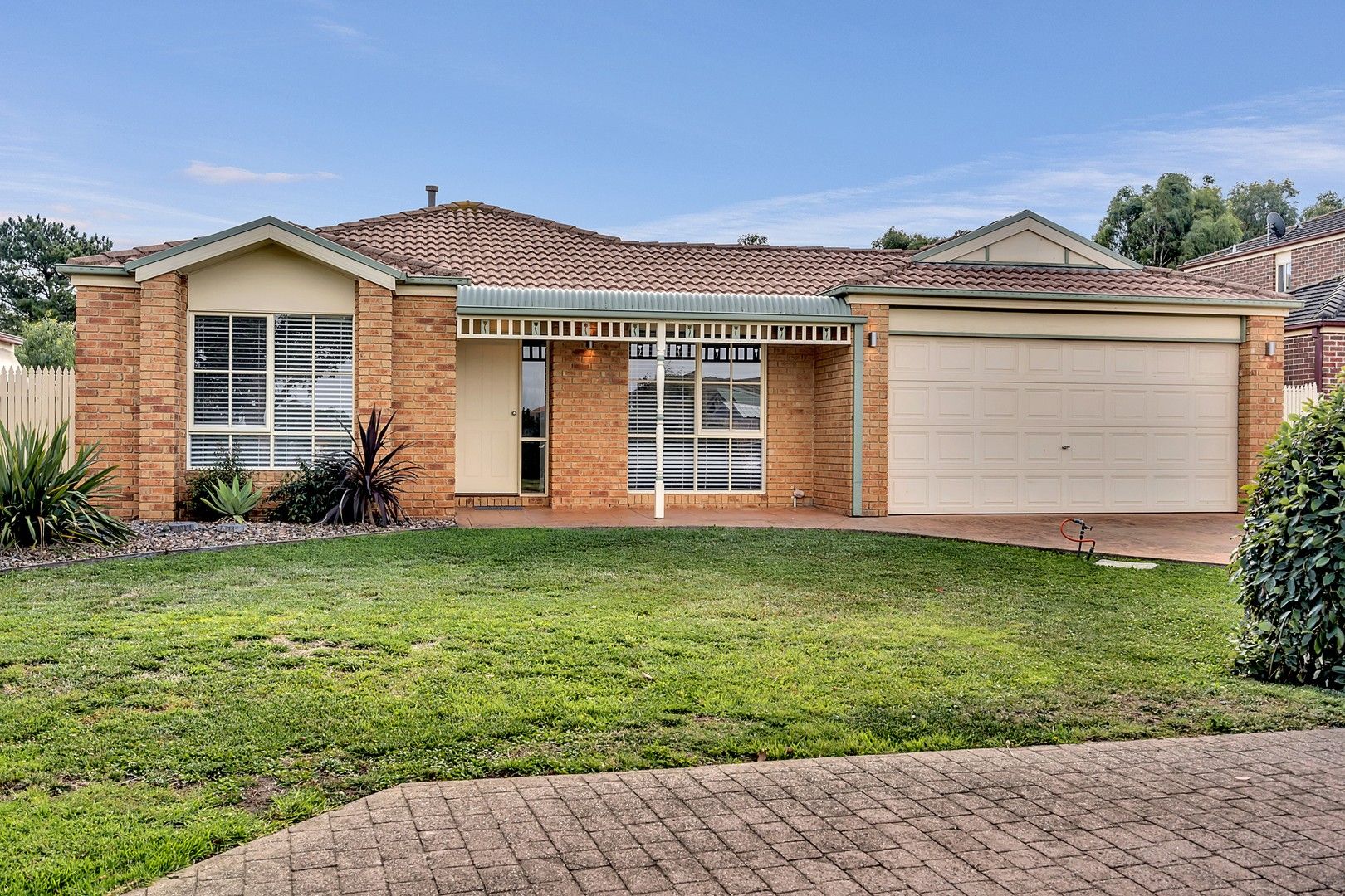 16 Heytesbury Crescent, Craigieburn VIC 3064, Image 2