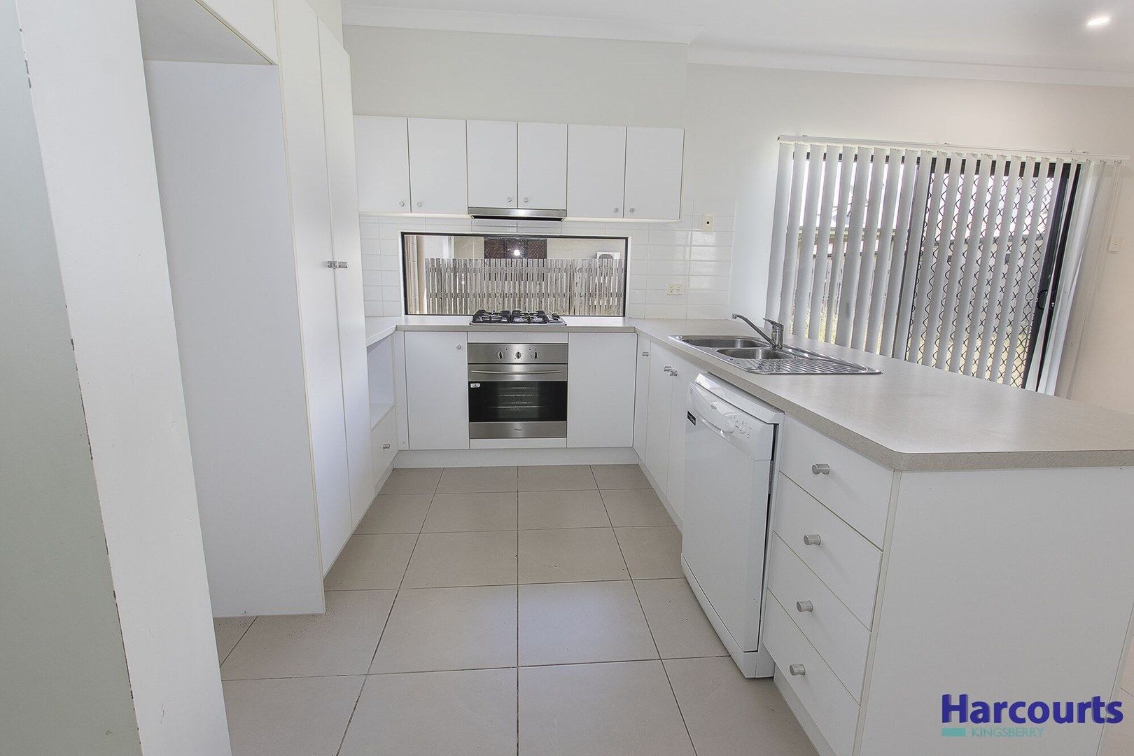 4 bedrooms House in 14 Yarra Street KELSO QLD, 4815