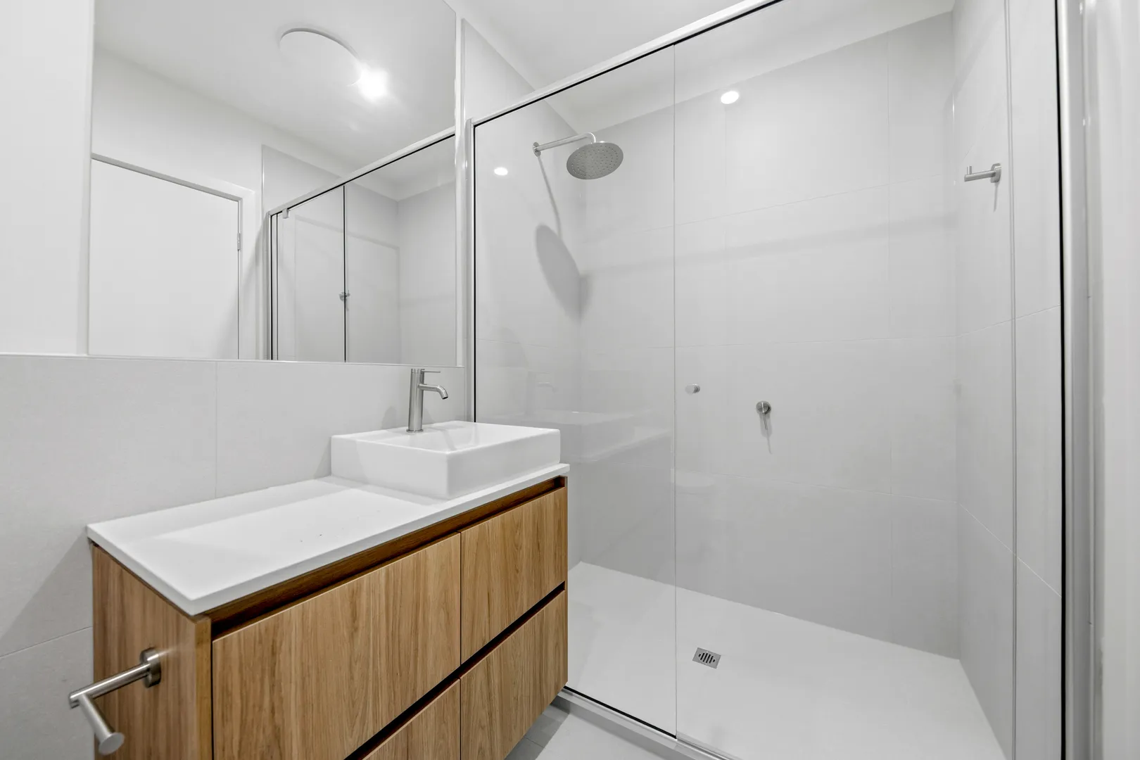 Brand New Spacious Family Living in Point Cook - Więcej