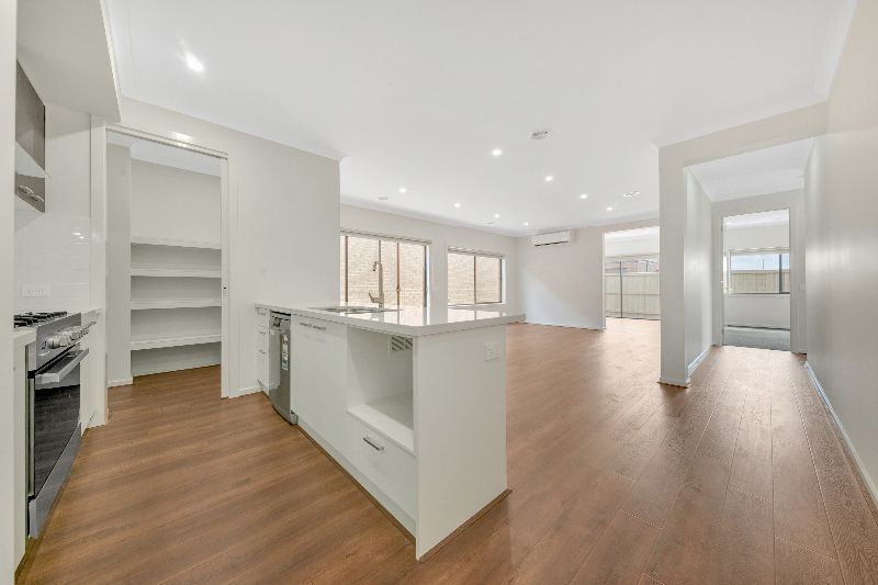 5 bedrooms House in 12 12 Polmont Avenue Ave THORNHILL PARK VIC, 3335
