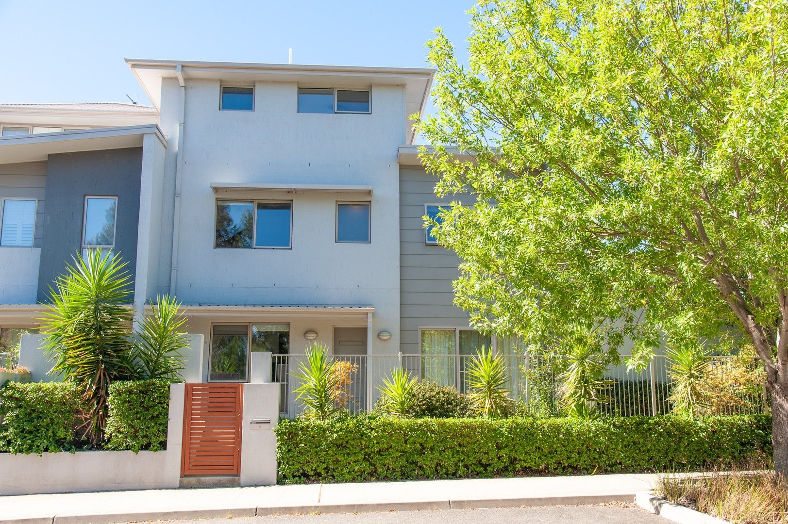 4 bedrooms Apartment / Unit / Flat in 1/20 Clare Burton Crescent FRANKLIN ACT, 2913