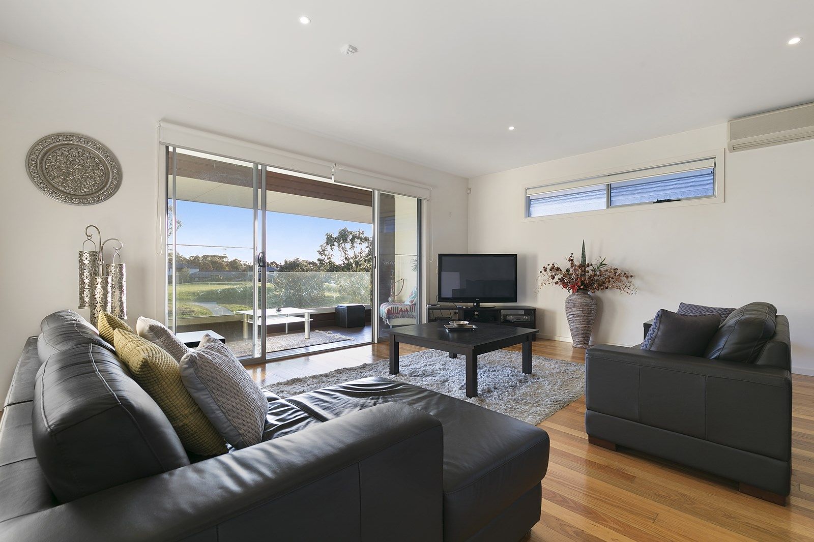 2/2 Barton Drive, Sandhurst VIC 3977, Image 2