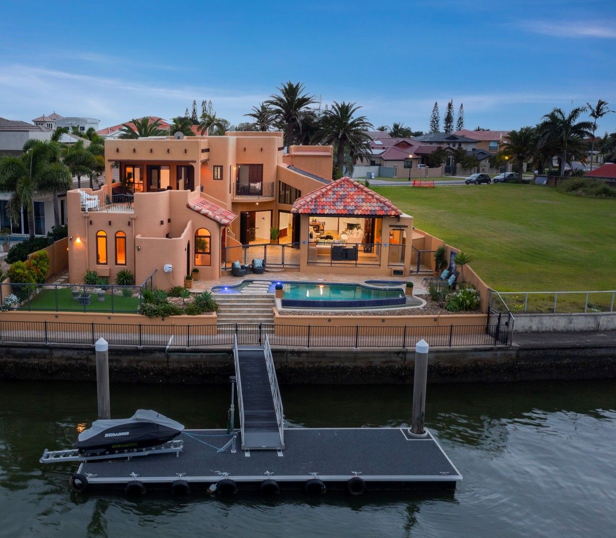 6 bedrooms House in 32A Brittanic Crescent SOVEREIGN ISLANDS QLD, 4216