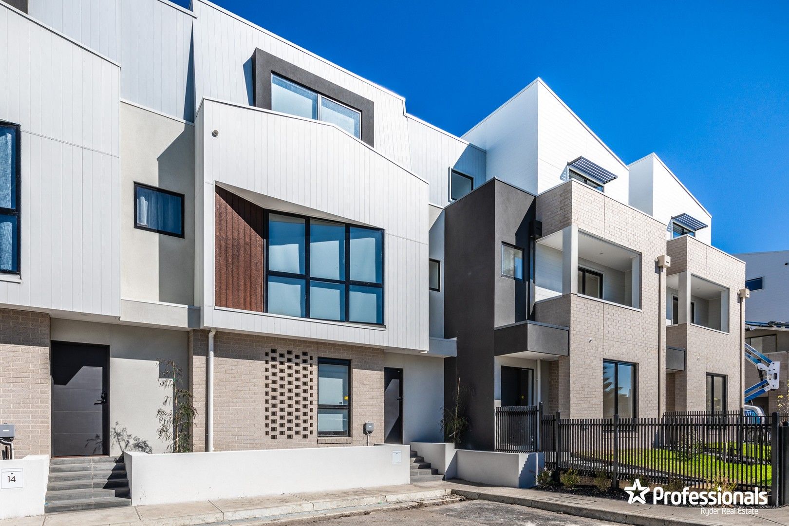 4 bedrooms Townhouse in 16 Pelican Terrace WILLIAMSTOWN VIC, 3016