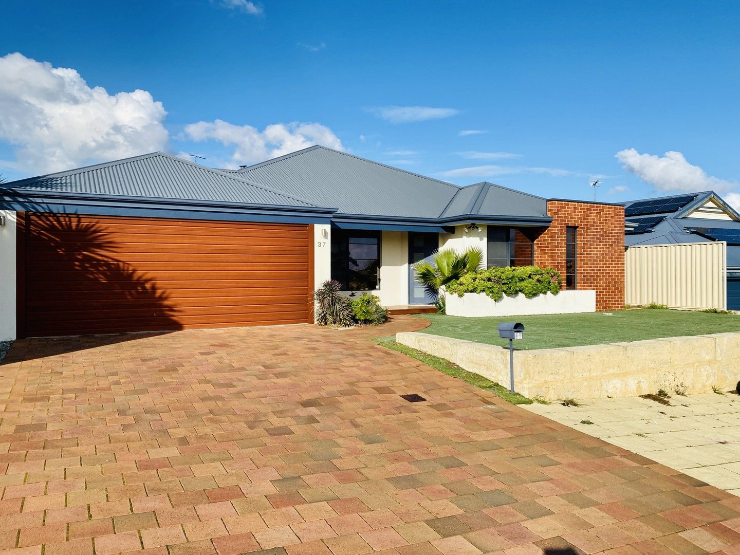 4 bedrooms House in 37 Rangeview Road LANDSDALE WA, 6065