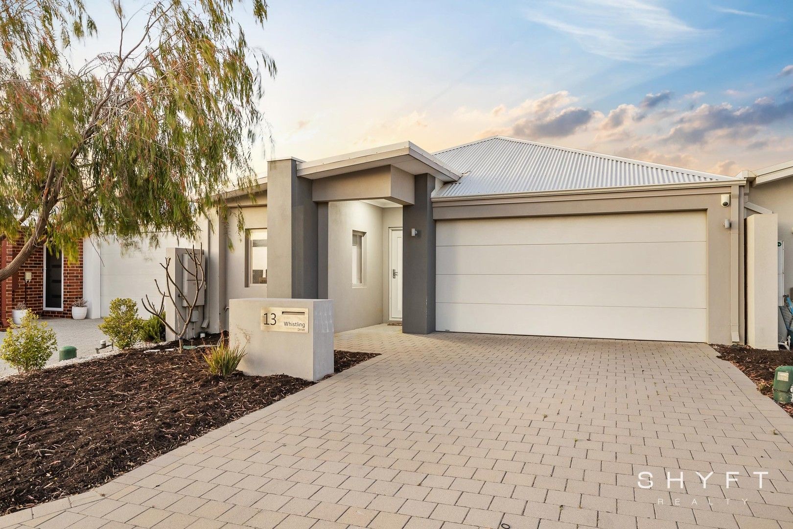 4 bedrooms House in 13 Whistling Drive ALKIMOS WA, 6038