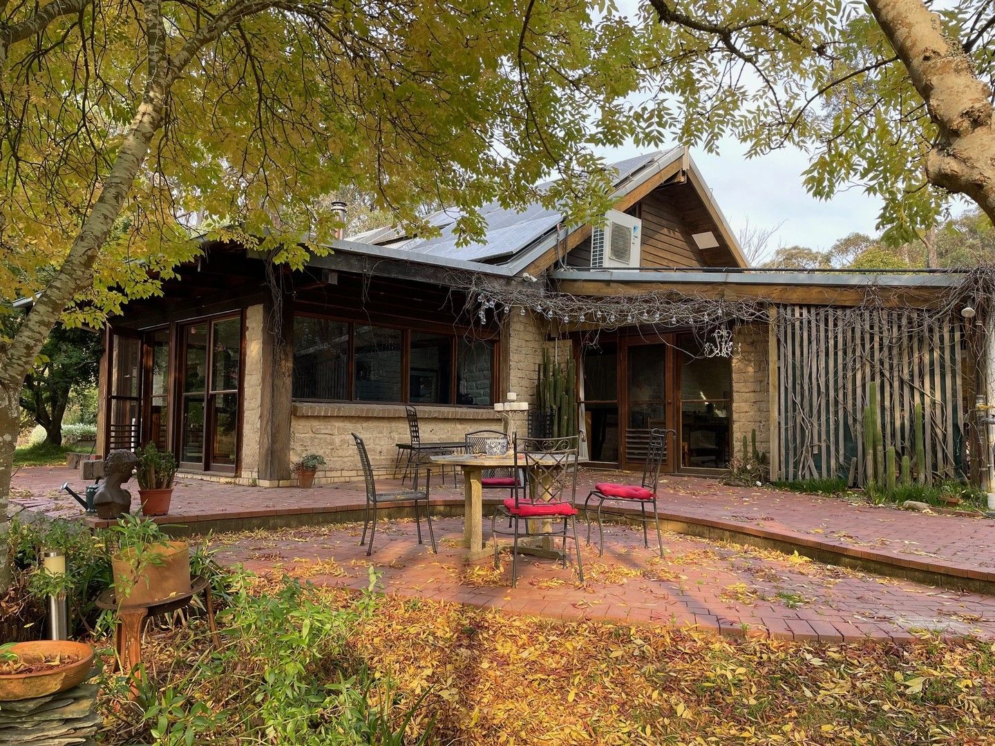 5 bedrooms House in 87 Hoburd Drive WOODEND VIC, 3442