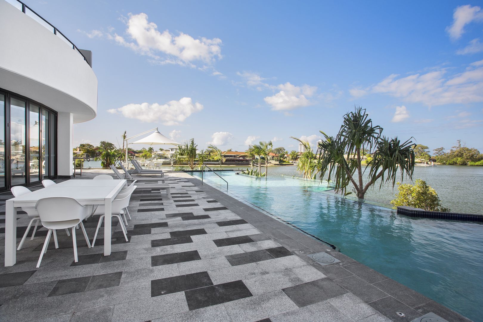 5 Harbourside Court Biggera Waters Qld 4216 Apartment