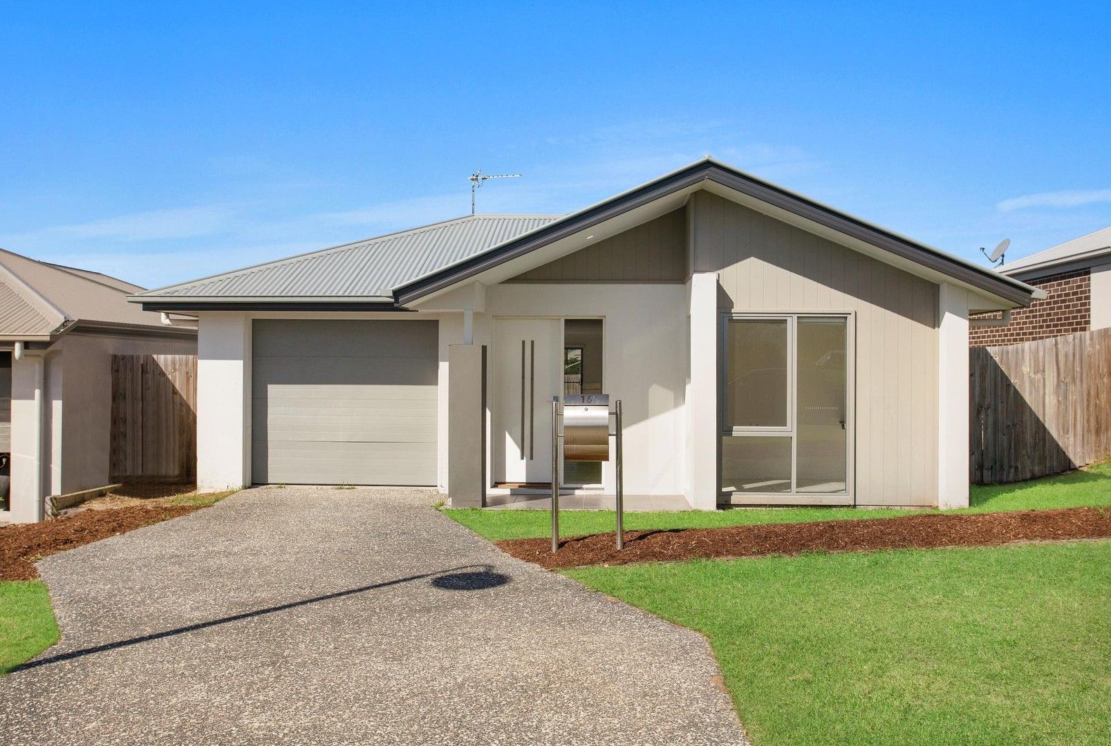 4 bedrooms House in 16 Hanlin Way PIMPAMA QLD, 4209