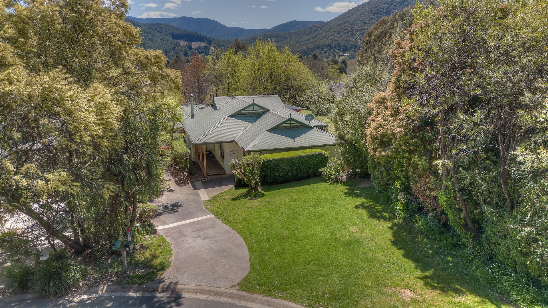 9A Woodlands Grove, Bright VIC 3741, Image 2