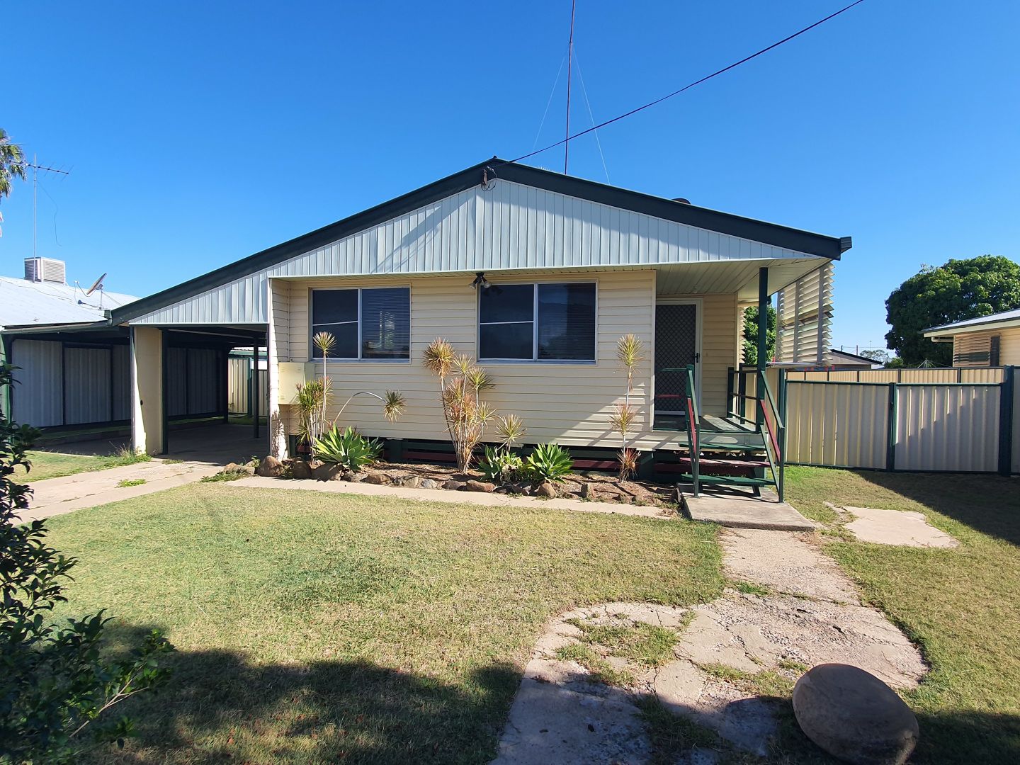 32 Burnham St, Moura QLD 4718, Image 1