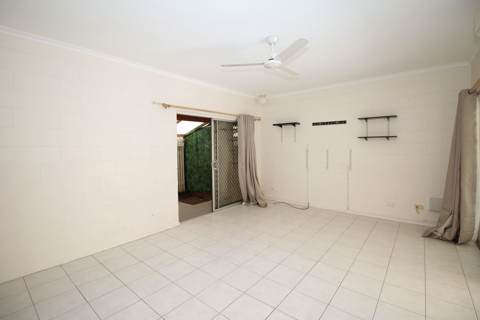 8/43 Surrey Street, Hyde Park QLD 4812, Image 2