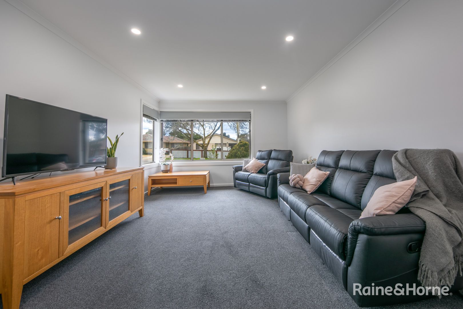 21 Felton Avenue, Sunbury VIC 3429, Image 2